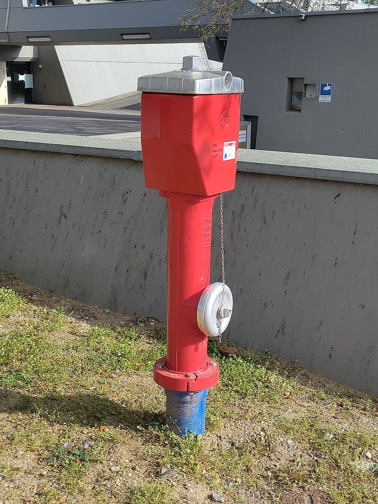 Hydrant zewnętrzny nadziemny przy budynku